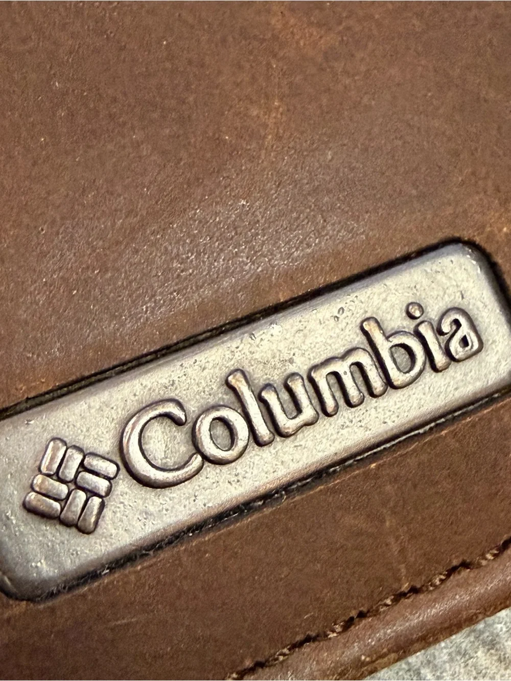 Columbia Wallet Mens Brown Leather Zip ID Coin Card Case Carabiner Clip Compact